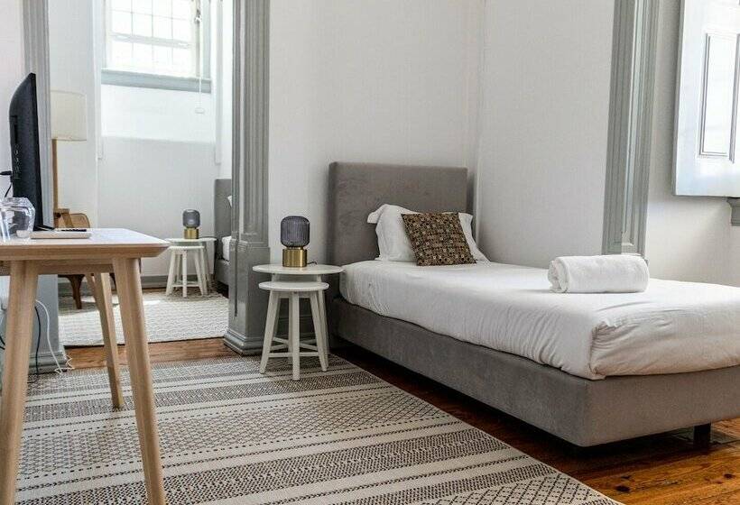 شقة غرفتين, The Luggage