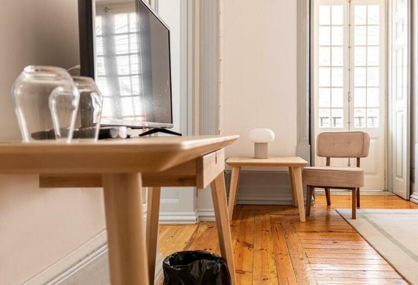 غرفة سوبيريور, The Luggage