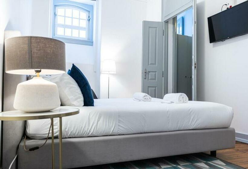 غرفة قياسية, The Luggage