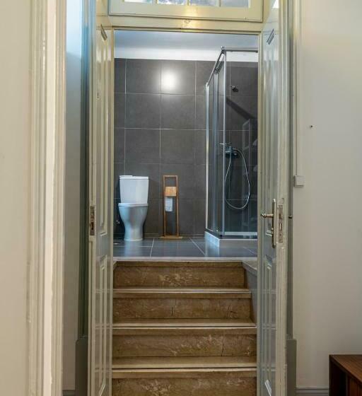 غرفة قياسية, The Luggage