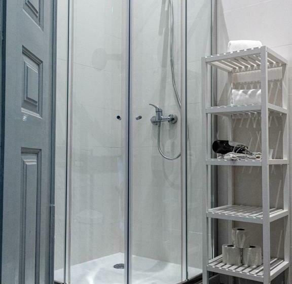 غرفة قياسية, The Luggage