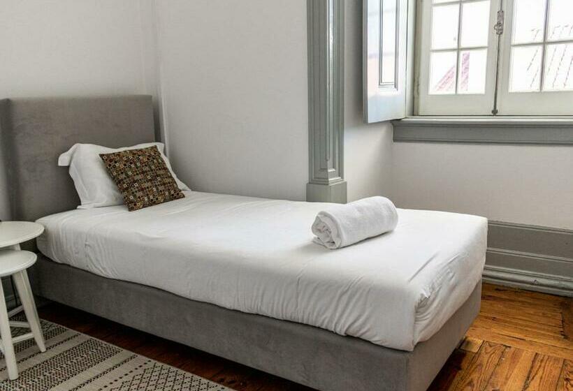 غرفة قياسية, The Luggage