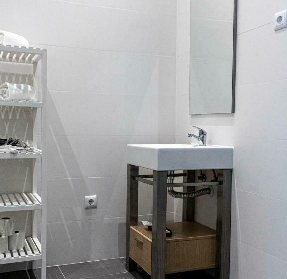 غرفة قياسية, The Luggage