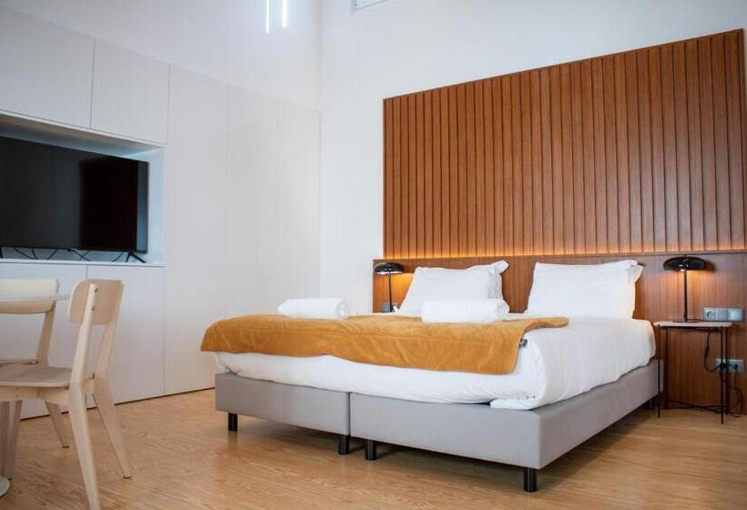 إستوديو سوبيريور, The Luggage