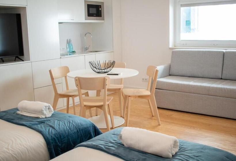 إستوديو سوبيريور, The Luggage