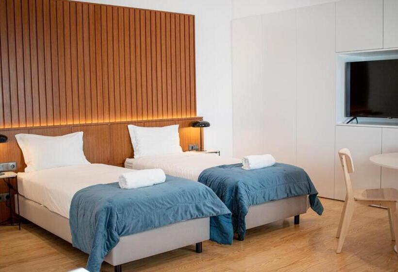 إستوديو سوبيريور, The Luggage