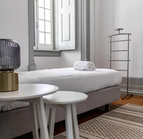 غرفة قياسية, The Luggage