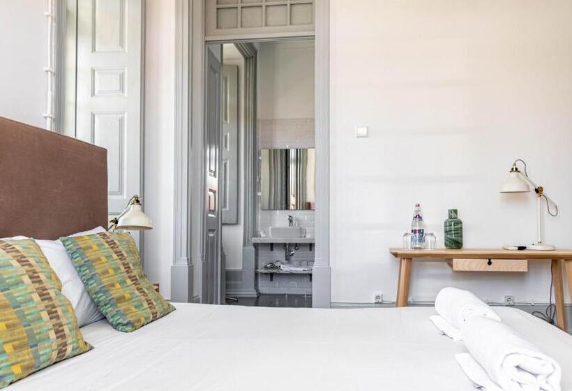 غرفة قياسية, The Luggage