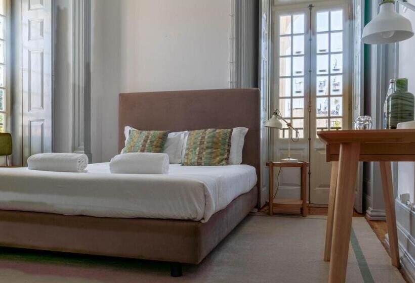 غرفة قياسية, The Luggage