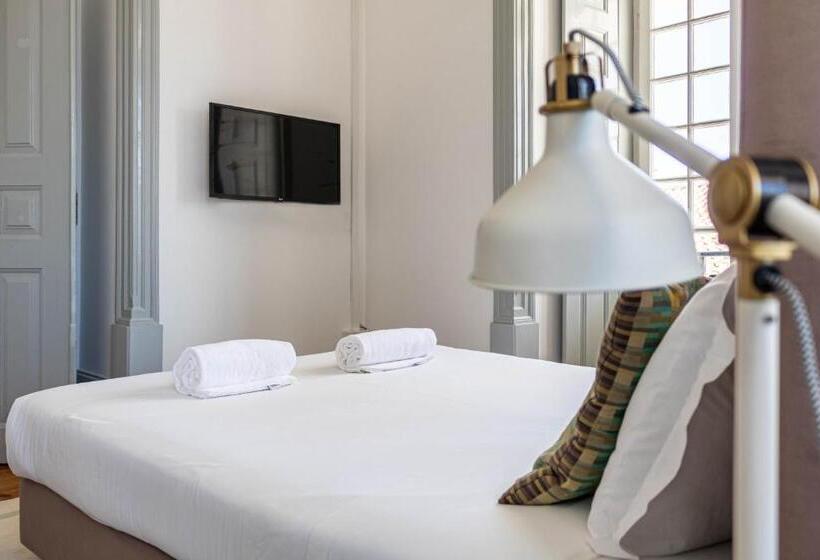 غرفة قياسية, The Luggage