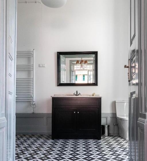 جناح, The Luggage