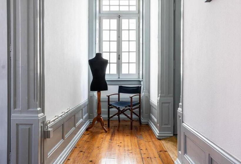 جناح, The Luggage