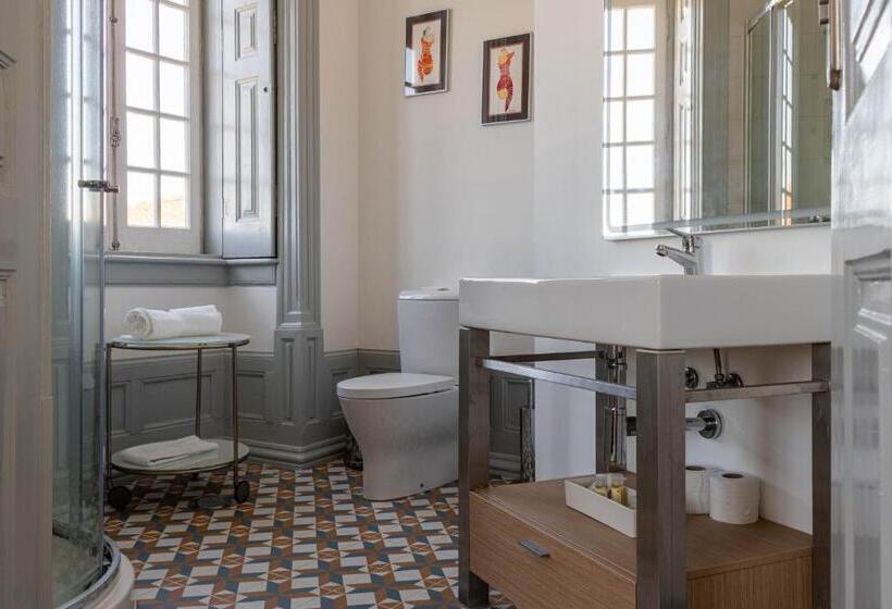 غرفة سوبيريور, The Luggage