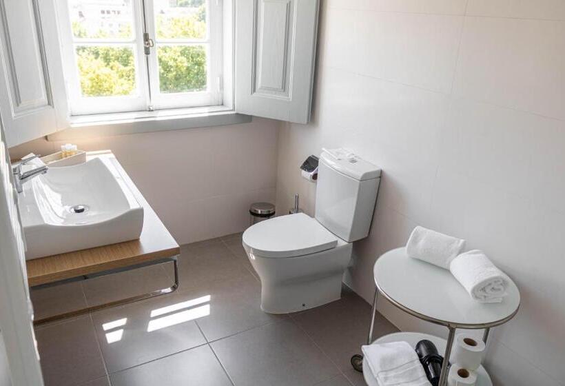 غرفة عائلية, The Luggage