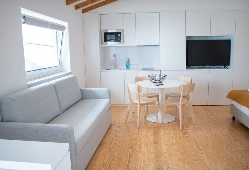 إستوديو سوبيريور, The Luggage