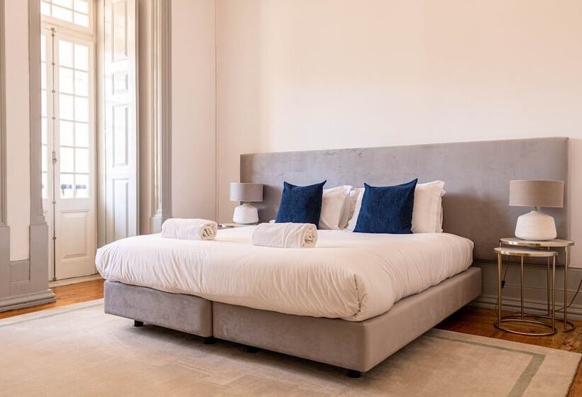 غرفة سوبيريور, The Luggage