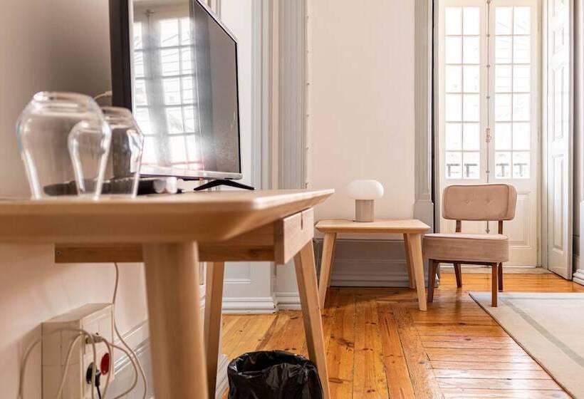 غرفة سوبيريور, The Luggage