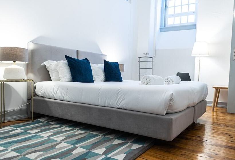 غرفة قياسية, The Luggage