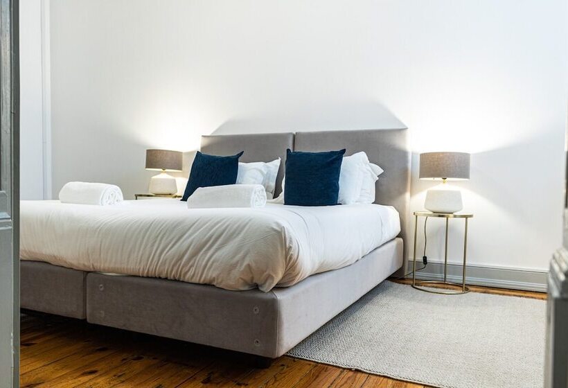 غرفة قياسية, The Luggage