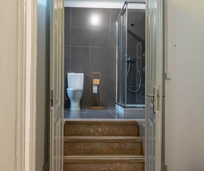 غرفة قياسية, The Luggage