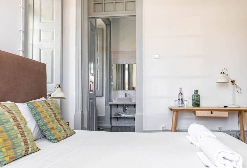 غرفة قياسية, The Luggage