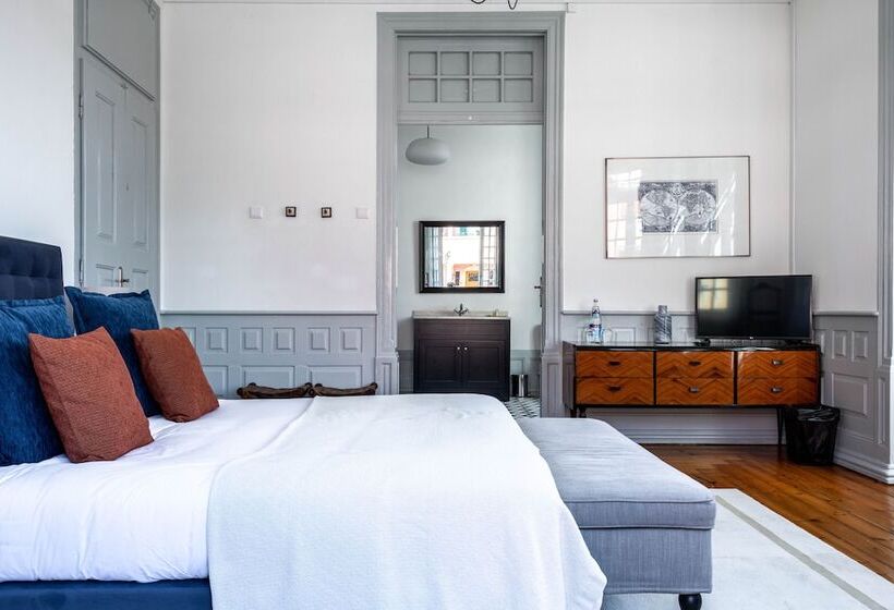 جناح, The Luggage