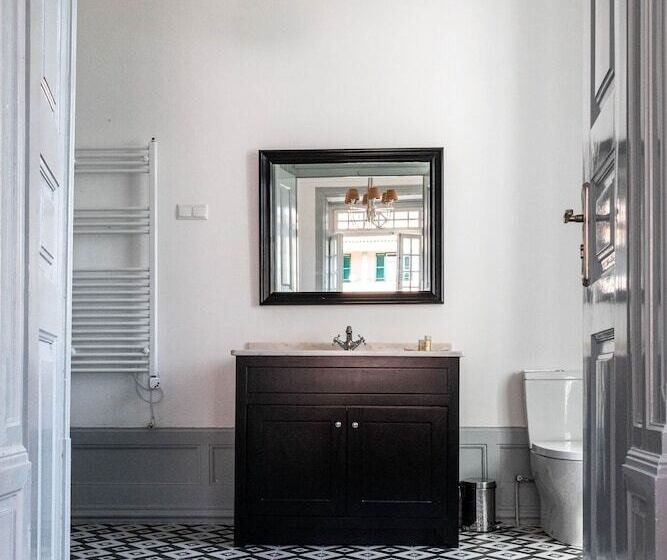 جناح, The Luggage