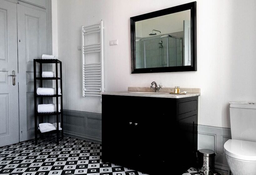 جناح, The Luggage