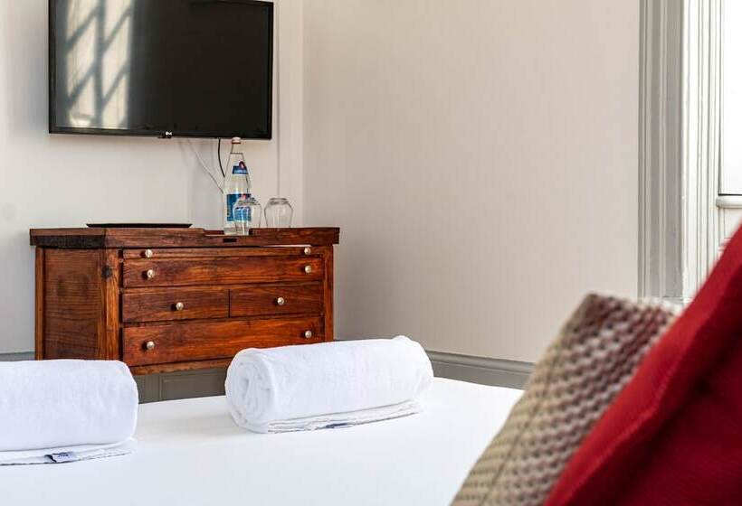 غرفة سوبيريور, The Luggage