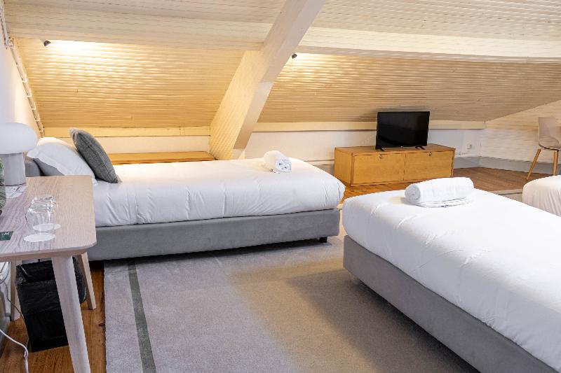 غرفة عائلية, The Luggage