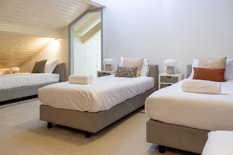 غرفة عائلية, The Luggage