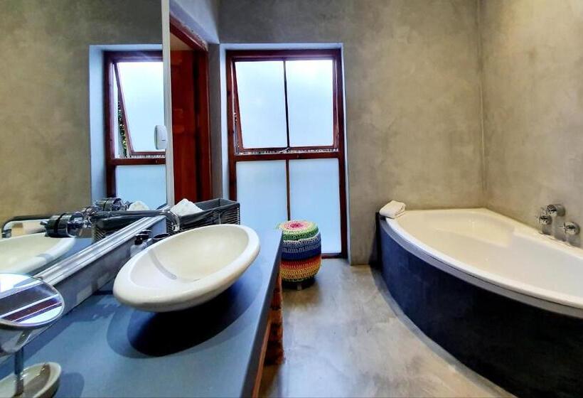 اتاق لوکس, Two Fat Owls Guesthouse