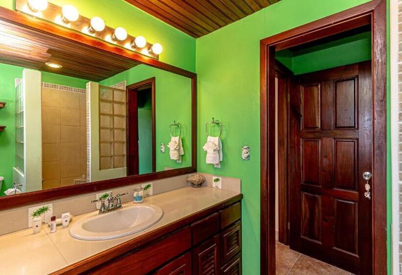 سوییت جونیور با چشمانداز استخر, Tres Cocos Resort