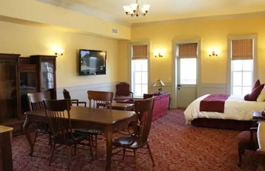 キングサイズベッドのスイートルーム, Windsor Hotel & Restaurant