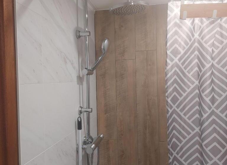 חדר סטנדרט לארבעה, Os Heem