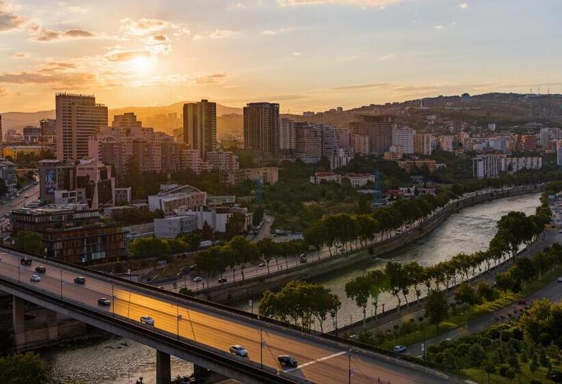سوییت خانوادگی, Sky By The River