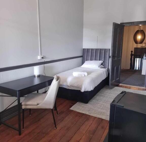 غرفة قياسية فردية حمام مشترك, The Federal