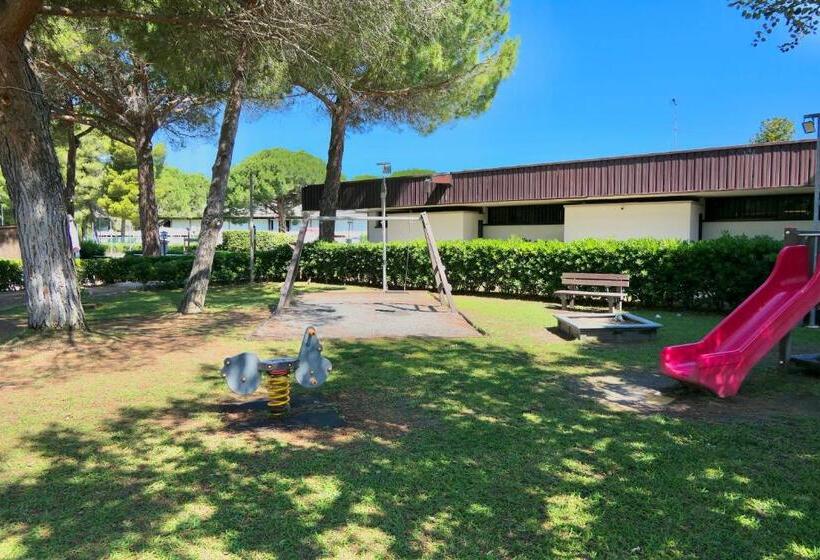 带1个卧室的公寓, Isa Apartment 3 Beds In Residence With Swimming Pool Bed And Bath Linen Included