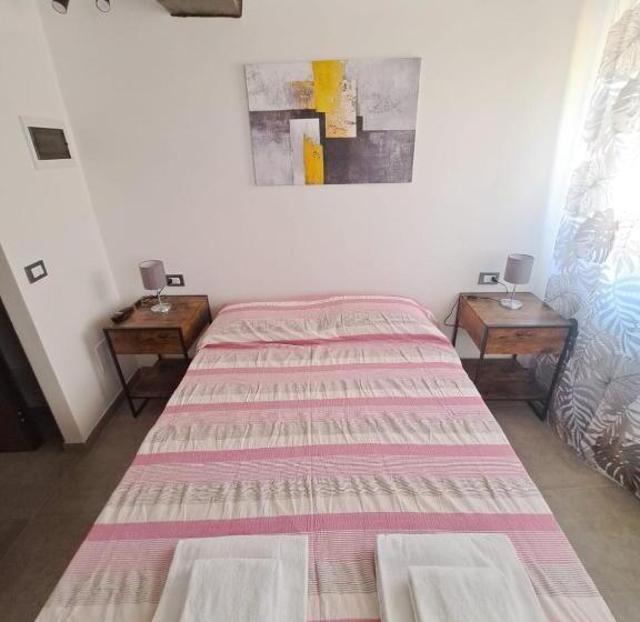 Studio Deluxe, Alloggiamo