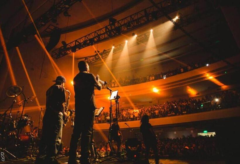 غرفة عائلية, Hostal