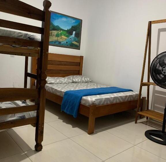 חדר סטנדרט לארבעה, Aloha Suites