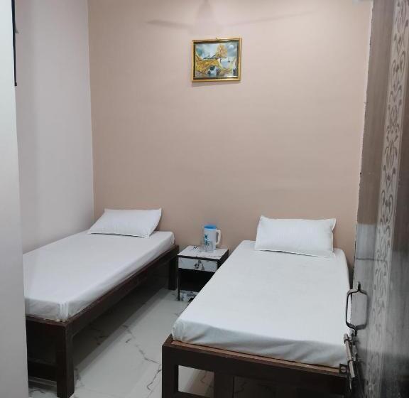 اتاق استاندارد, Aditya Home Stay