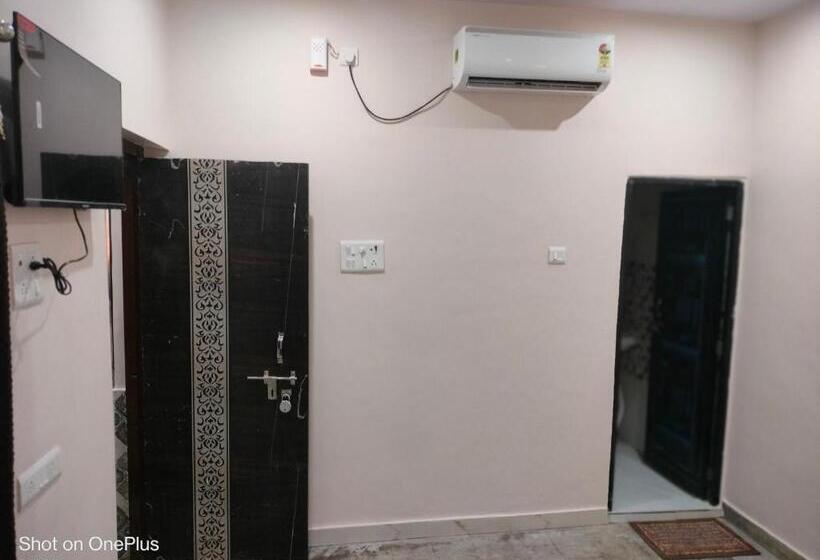 اتاق استاندارد, Aditya Home Stay