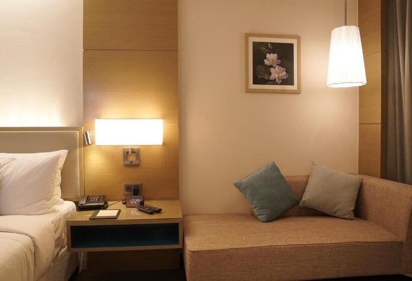 디럭스 룸 킹사이즈 침대, Gokulam Grand Trivandrum