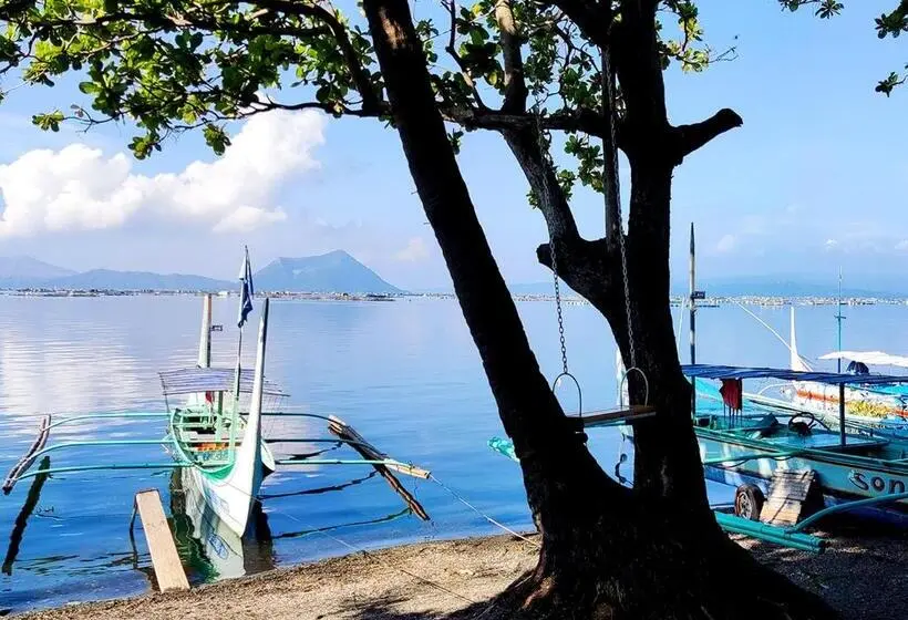デラックスファミリールーム, Leynes Taal Lake Resort And Hostel