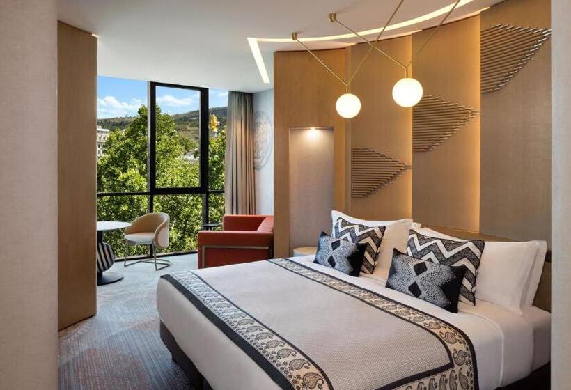 اتاق لوکس با تخت بزرگ, Paragraph Freedom Square, A Luxury Collection Hotel, Tbilisi