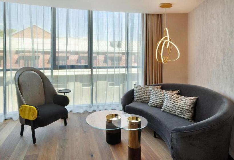 سوییت اجرایی, Paragraph Freedom Square, A Luxury Collection Hotel, Tbilisi