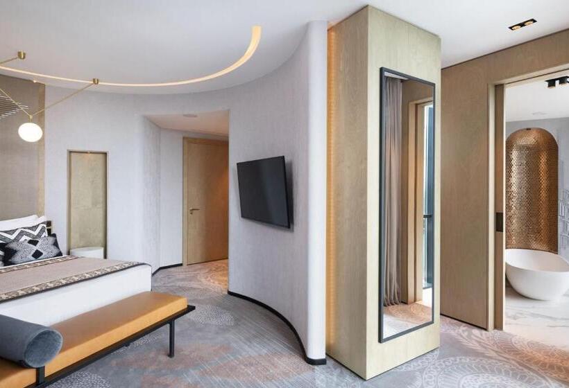 سوییت اجرایی, Paragraph Freedom Square, A Luxury Collection Hotel, Tbilisi