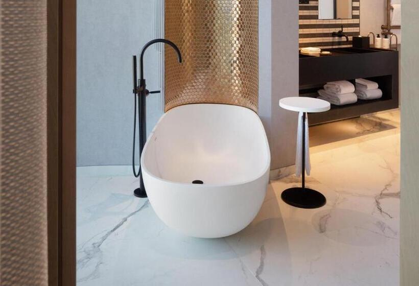 سوییت اجرایی, Paragraph Freedom Square, A Luxury Collection Hotel, Tbilisi