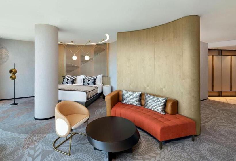 سوئیت کلاب, Paragraph Freedom Square, A Luxury Collection Hotel, Tbilisi